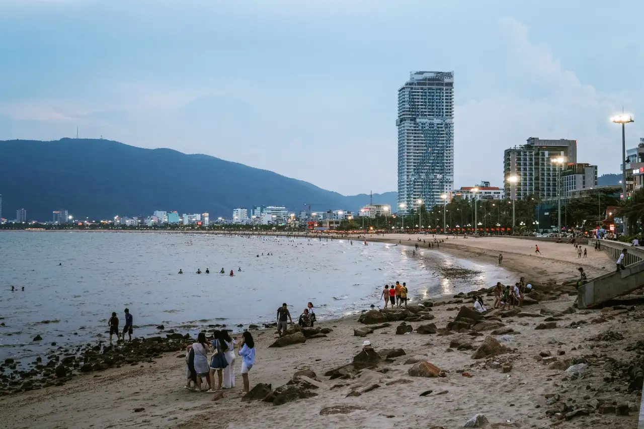 传统针绣制品如何融入现代服饰设计？浙江中意针绣工艺实践分享