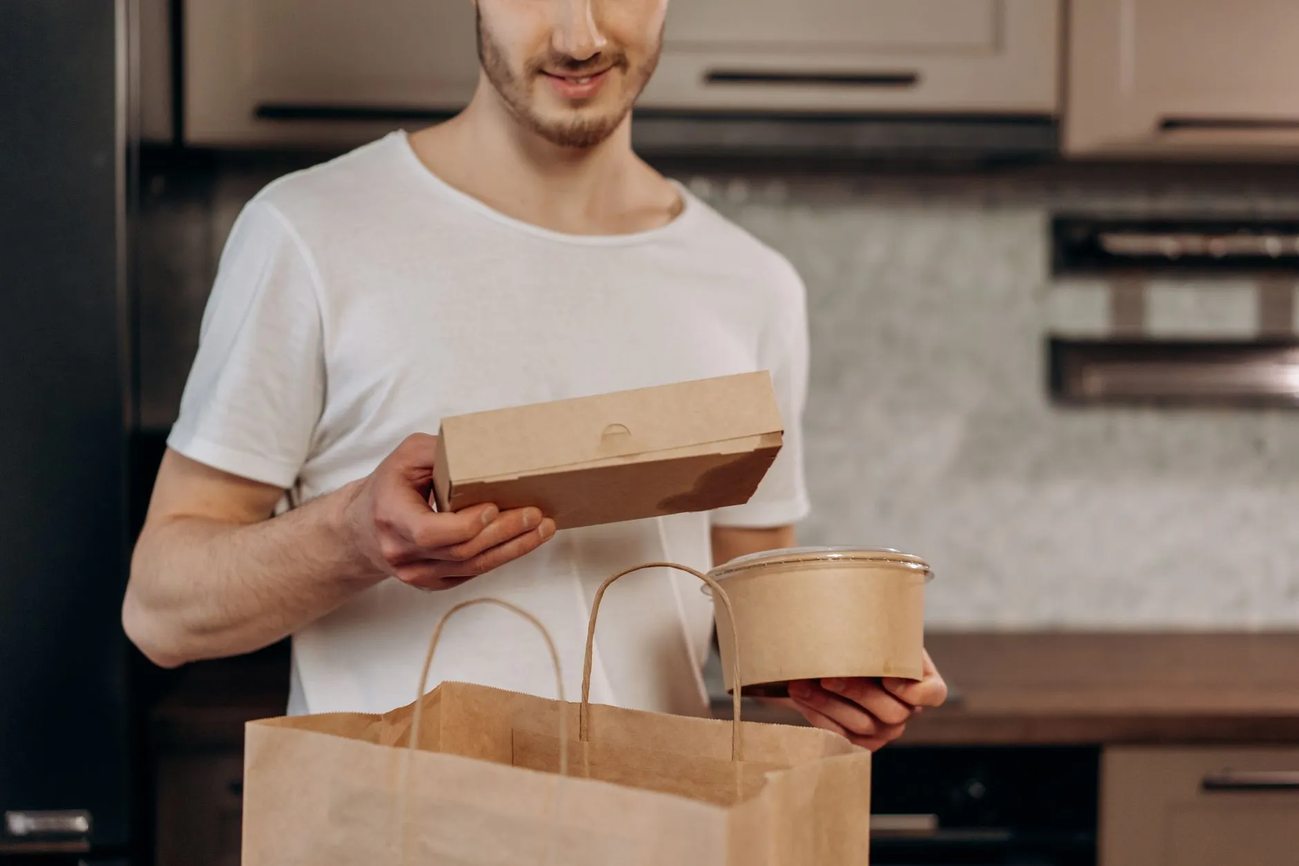 2024年刺绣工艺品行业趋势：织绣技术在服饰配件中的应用