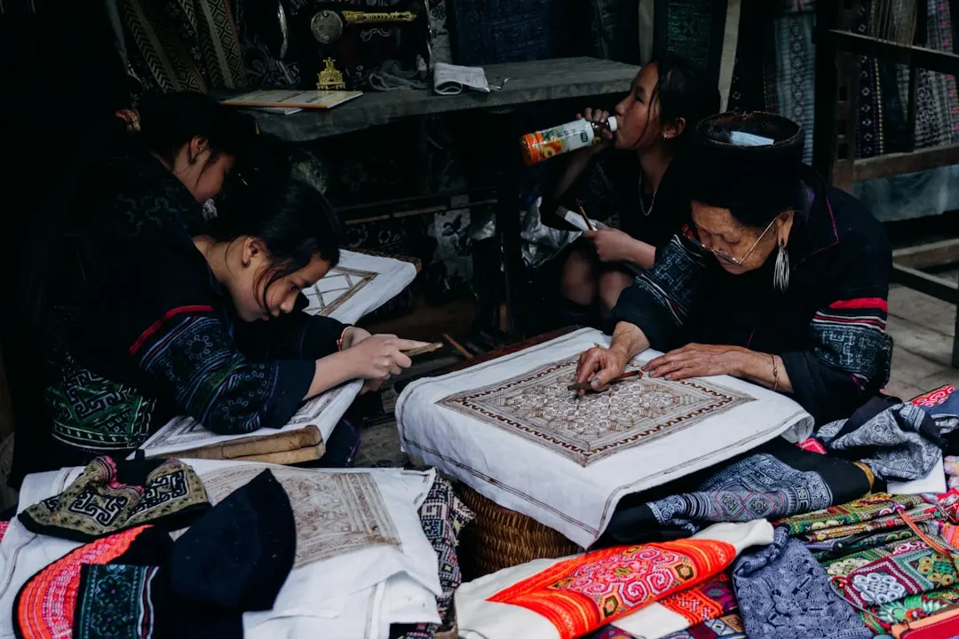 针绣制品与织绣工艺在现代服饰配件中的技术融合