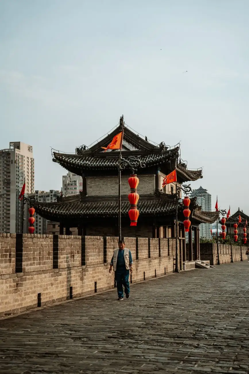 针绣制品与机绣工艺对比：服饰品牌如何选择刺绣加工方式
