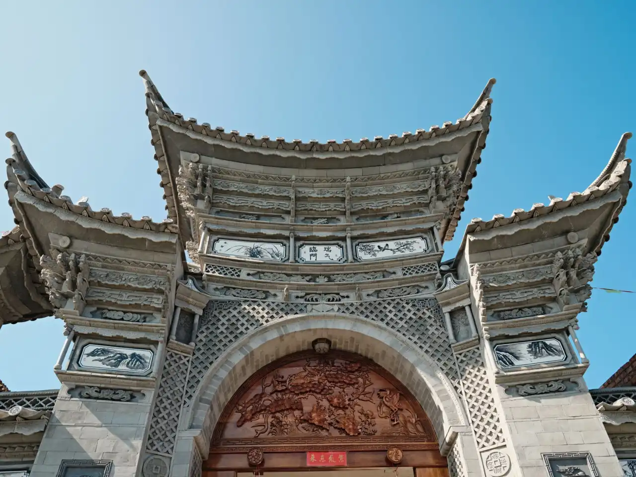 传统刺绣工艺在现代服饰配件设计中的创新应用解析